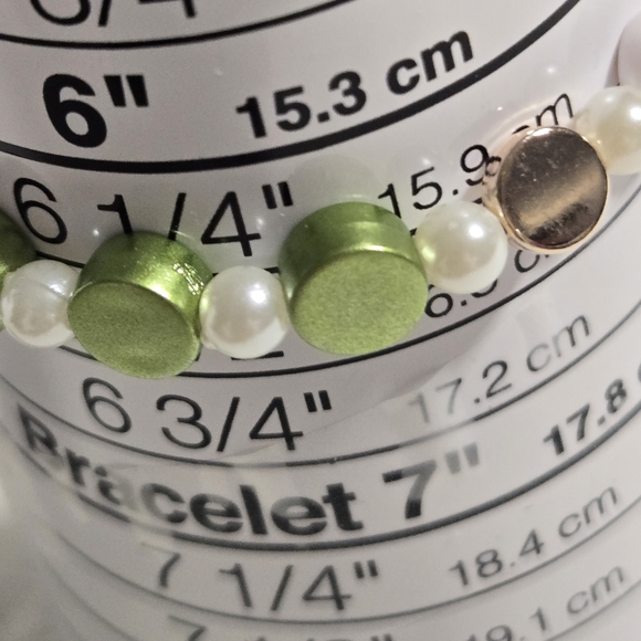 Green and White Beaded Bracelet - Picture 2 of 5